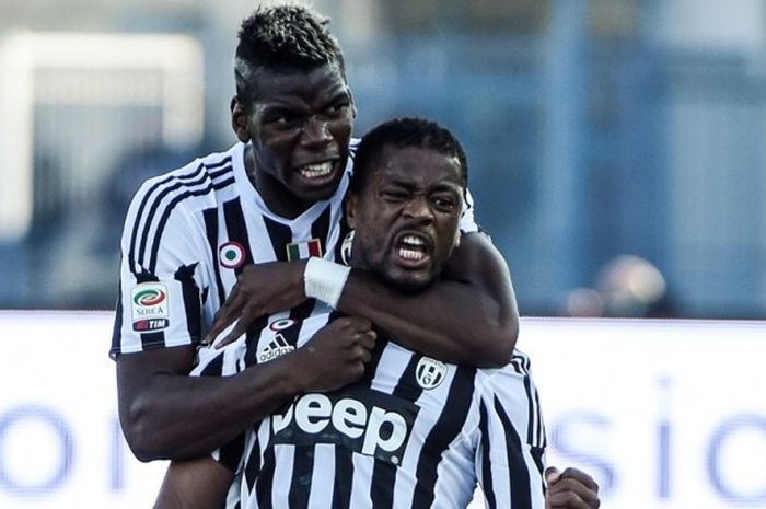 Bek Juventus, Patric Evra (depan), merayakan gol dia bersama Paul Pogba dalam laga Serie A kontra Empoli di Stadion Carlo Castellani, Empoli, Italia, pada 8 November 2014.