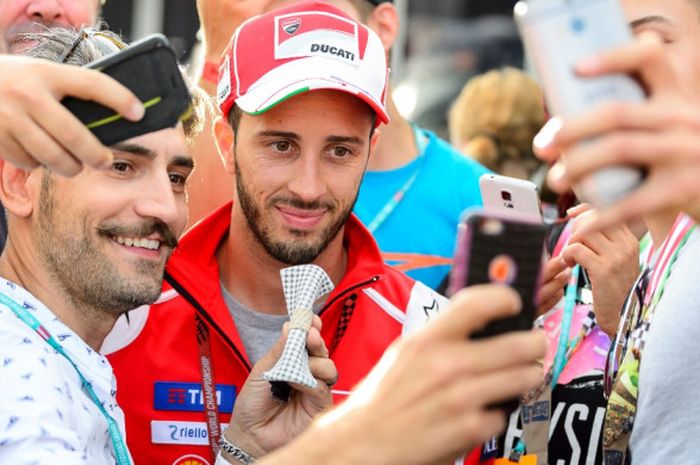 Pebalap Ducati asal Italia, Andrea Dovizioso, melakukan swafoto alias selfie bersama para fans di area Red Bull Ring yang menjadi lokasi GP Austria, Jumat (11/8/2017).