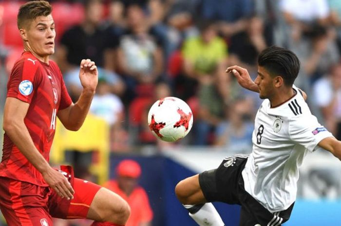 Penyerang timnas Rep Ceska, Patrick Schick, dan gelandang timnas Jerman, Mahmoud Dahoud, beraksi pada laga Euro U-21 di Tychy, Polandia, pada 18 Juni 2017.