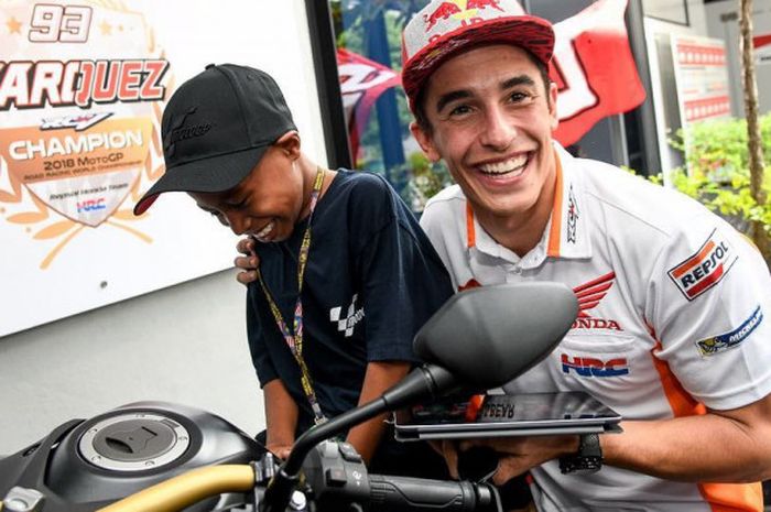 Rivaldy Elvans saat bertemu Marc Marquez pada GP Malaysia di Sirkuit Sepang, Malaysia.