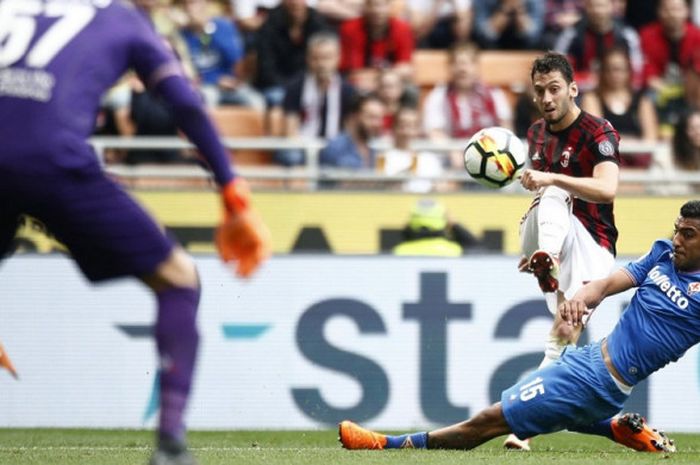 Gelandang AS Milan, Hakan Calhanoglu (tengah), saat melepaskan tembakan ke gawang Fiorentina dalam laga Liga Italia 2017-2018 di Stadio San Siro, Milan, Italia, pada Minggu (20/5/2018).