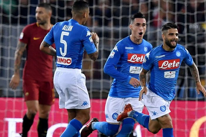 Selebrasi penyerang Napoli, Lorenzo Insigne (kanan), seusai mencetak gol ke gawang AS Roma dalam pertandingan Liga Italia 2017-2018 di Stadion Olympico, Roma, Italia, pada Sabtu (14/10/2017).