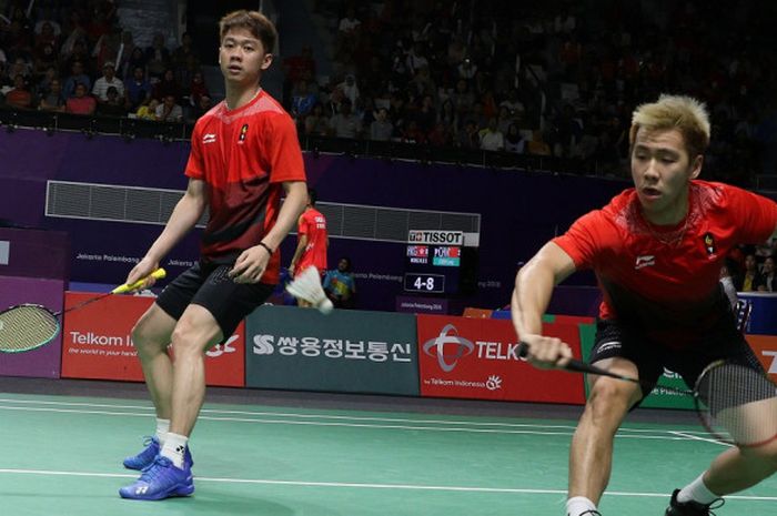 Pasangan ganda putra Indonesia, Marcus Fernaldi Gideon/Kevin Sanjaya Sukamuljo, berupaya mengembalikan kok dari lawan mereka, Satwik Rankireddy/Chirag Shetty (India), pada laga partai kedua perempat final beregu putra Asian Games 2018 di Istora Senayan, Jakarta, Senin (20/8/2018).