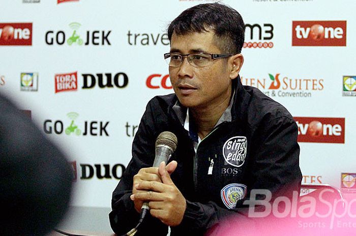 Pelatih Arema FC, Joko Susilo, menjawab pertanyaan wartawan dalam konferensi pers usai laga melawan Persib Bandung dalam laga pekan ke-19 Liga 1 di Stadion Kanjuruhan Malang, Jawa Timur, Sabtu (12/08/2017) malam.