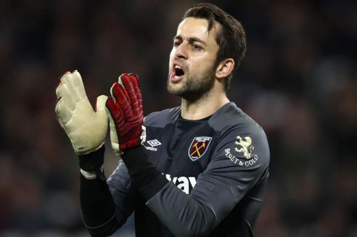 Penjaga gawang West Ham United, Lukasz Fabianski, saat tampil pada pekan ke-15 Liga Inggris 2018/19 kontra Cardiff City, Selasa (4/12/2018).