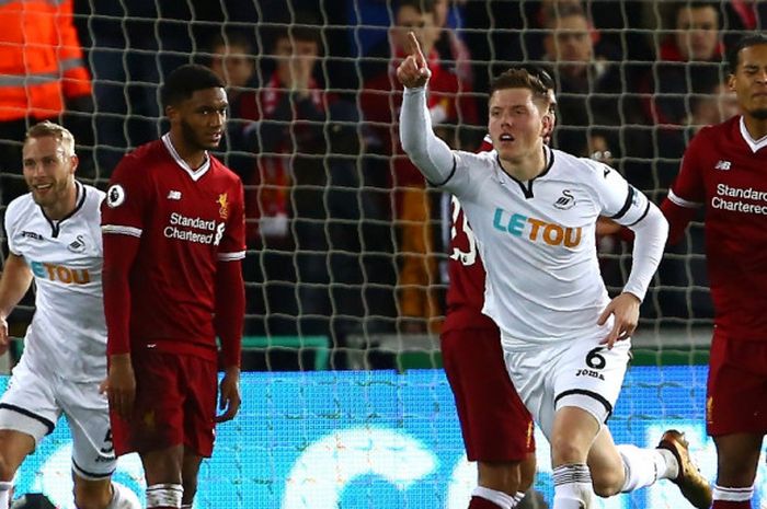 Bek Swansea City, Alfie Mawson (kedua dari kanan), merayakan gol yang dia cetak ke gawang Liverpool FC dalam laga Liga Inggris di Stadion Liberty, Swansea, pada 22 Januari 2018.