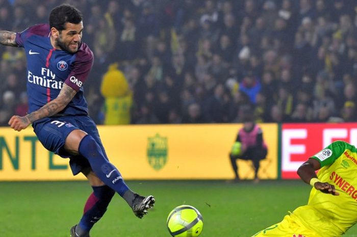  Bek kanan Paris Saint-Germain, Dani Alves (kiri), berduel dengan pemain Nantes, Chidozie Awaziem, dalam laga Liga Prancis di Stadion La Beaujoire, Nantes, pada 14 Januari 2018. 