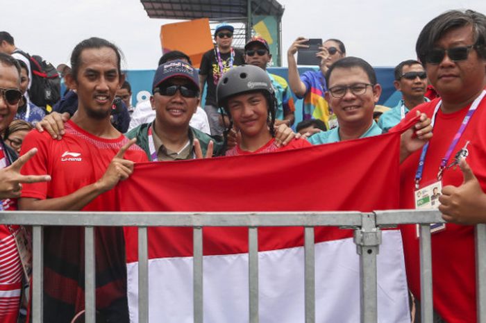 Menteri Pemuda dan Olahraga Imam Nahrawi (ketiga kiri) berpose bersama skateboarder Indonesia Pevi Permana Putra (kedua kiri) dan Jason Dennis Lijnzaat (ketiga kanan) seusai final skateboard kelas taman putra Asian Games 2018 di arena roller sport Jakabaring Sport City, Palembang, Sumatera Selatan, Rabu (29/8/2018).