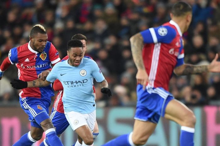 Gelandang Manchester City, Raheem Sterling (kedua dari kiri), berduel dengan pemain FC Basel, Geoffroy Serey Die (kiri), dalam laga leg pertama babak 16 besar Liga Champions di Stadion Saint Jakob-Park, Basel, Swiss, pada 13 Februari 2018.