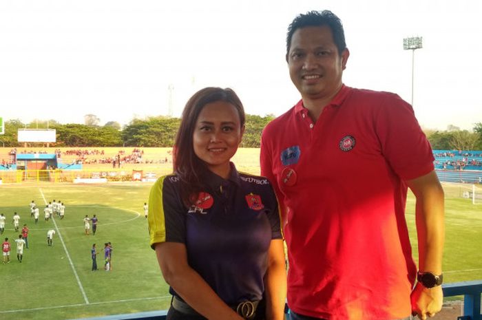 Presiden Persijap Jepara, Esti Puji Lestari (kiri) bersama legenda bulu tangkis Indonesia, Hariyanto Arbi (kanan) di Stadion Gelora Bumi Kartini, Jepara, Sabtu (27/10/2018).