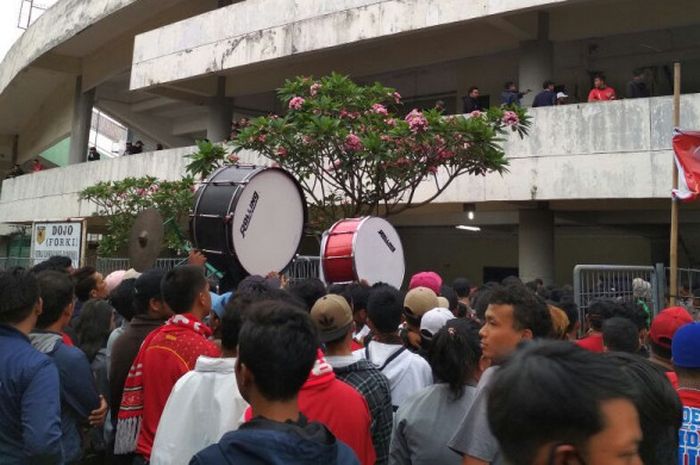 Tampak Pasoepati dengan membawa beberapa alat tabuhan memasuki gate b8 stadion Manahan jelang laga antara Persis Solo vs PSS Sleman