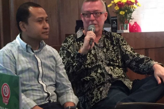 Pongky Rivawanto, Deputy President Director PestaBola Indonesia, dan Glen Stipdolp, Vice President PT Futbal Momentum Indonesia dalam acara temu media di Jakarta, Selasa (10/4/2018).