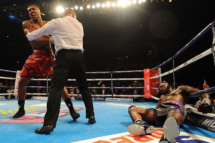 Dillian Whyte terkapar saat berhadapan dengan Anthony Joshua pada 2015.