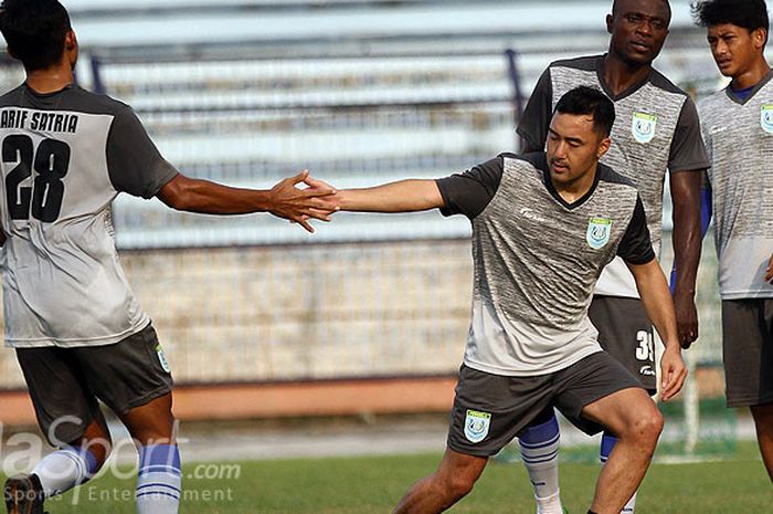 Shohei Matsunaga (kanan) menjalani sesi latihan bersama Persela Lamongan di Stadion Surajaya, Selasa (5/3/2018). Selesai latihan, pemain asal Jepang ini teken kontrak dengan manajemen tim.