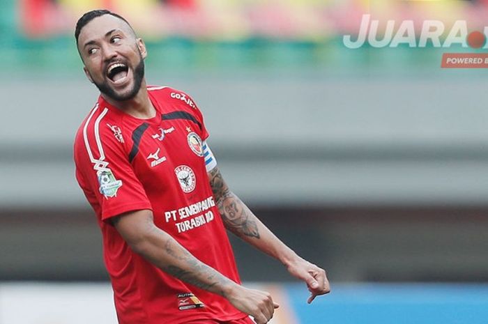 Striker Semen Padang, Marcel Sacramento, saat tampil melawan Bhayangkara FC pada laga pekan ketujuh Liga 1 musim 2017 di Stadion Patriot, Kota Bekasi, Sabtu (20/5/2017) sore.