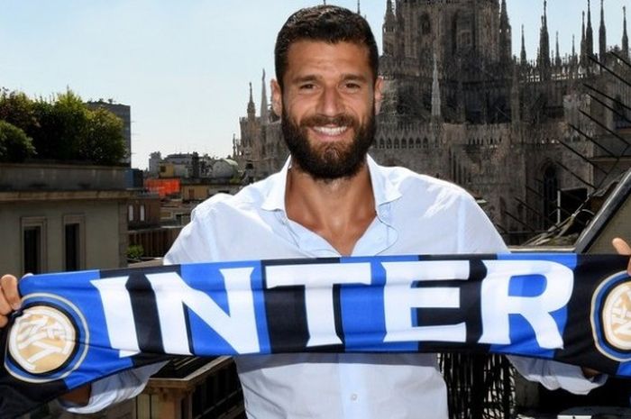 Gelandang tim nasional Italia, Antonio Candreva, resmi bergabung ke Inter Milan pada Rabu (3/8/2016) waktu setempat. 