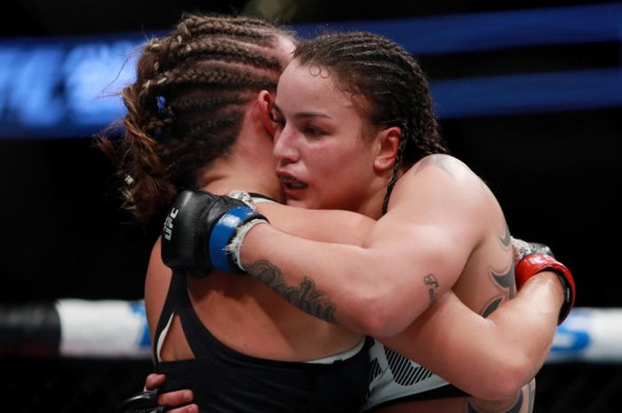 Raquel Pennington (kanan), saat mengalahkan Miesha Tate dalam ajang UFC 205 di Madison Square Garden, New York, 12 November 2016.