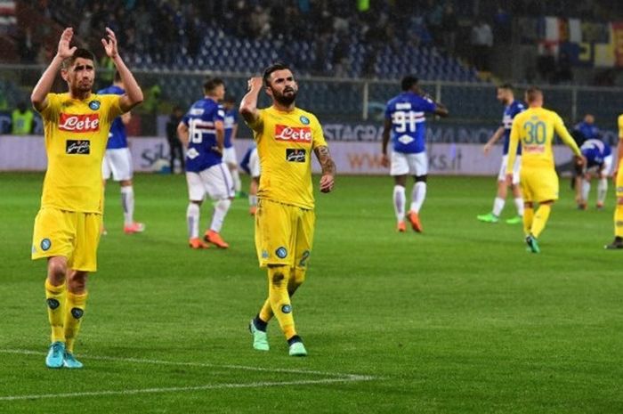 Dua pemain Napoli, Jorginho dan Elseid Hysaj, memberi salam pada fan usai melakoni laga melawan Sampdoria di Stadion Luigi Ferraris, Genoa, pada Senin (14/5/2018) dini hari WIB.