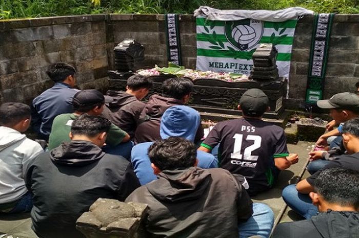 Suporter PSS Sleman mengunjungi makam Mbah Maridjan, Minggu (1/4/2018).