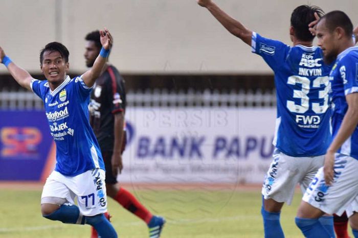    Bintang Persib Bandung Ghozali Siregar (kiri) selebrasi seusai mencetak gol ke gawang Persipura Jayapura dalam Liga 1 2018 pekan ke-25 di Stadion Mandala, Jayapura, Papua, Senin (15/10/2018) sore WIB. Duel berakhir 1-1.   