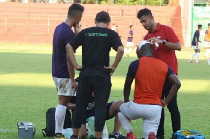 Bruce Djite cedera di bagian kepala akibat berbenturan dengan Dallen Ramadhan.