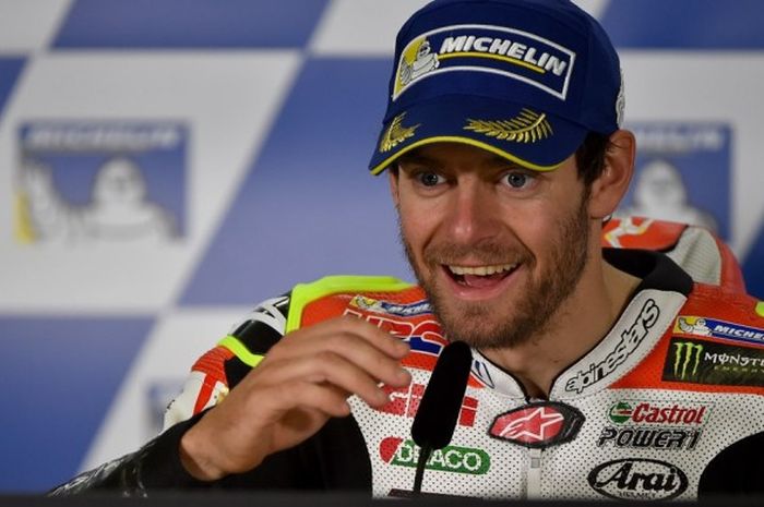 Pebalap MotoGP yang membela tim LCR Honda, Cal Crutchlow, saat menghadiri konferensi pers setelah memenangi GP Australia di Sirkuit Phillip Island, Minggu (23/10/2016).