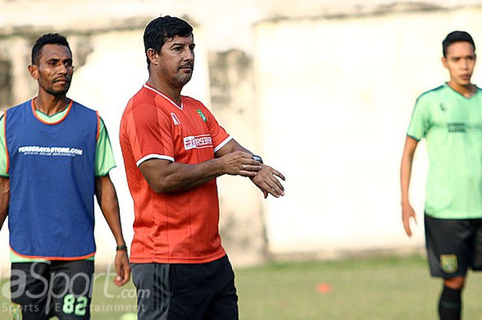 Pelatih Persebaya Surabaya, Angel Alfredo Vera saat memimpin  latihan di Lapangan Persebaya, Kamis (5/7/2018).