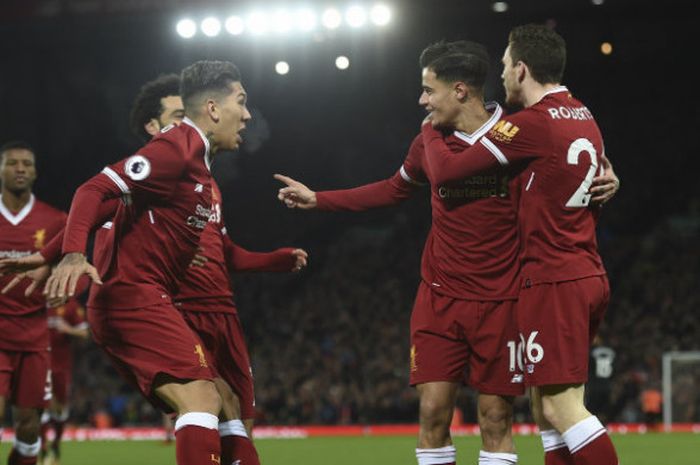 Gelandang Liverpool, Philippe Coutinho, melakukan selebrasi seusai menjebol gawang Swansea City alam laga di Anfield, Selasa (26/12/2017)