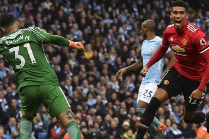    Bek Manchester United, Chris Smalling, merayakan gol yang ia cetak ke gawang Manchester City di ajang Liga Inggris di Stadion Etihad, Manchester, Sabtu (7/4/2018).   