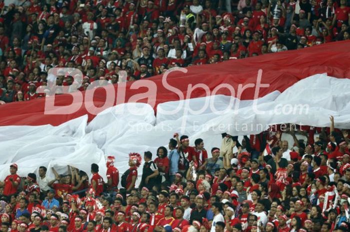    Bendera raksasa yang dibentangkan para suporter Indonesia pada laga semifinal SEA Games 2017 timnas U-22 Indonesia kontra Malaysia di Stadion Shah Alam, Selangor, Malaysia pada Sabtu (26/8/2017).   