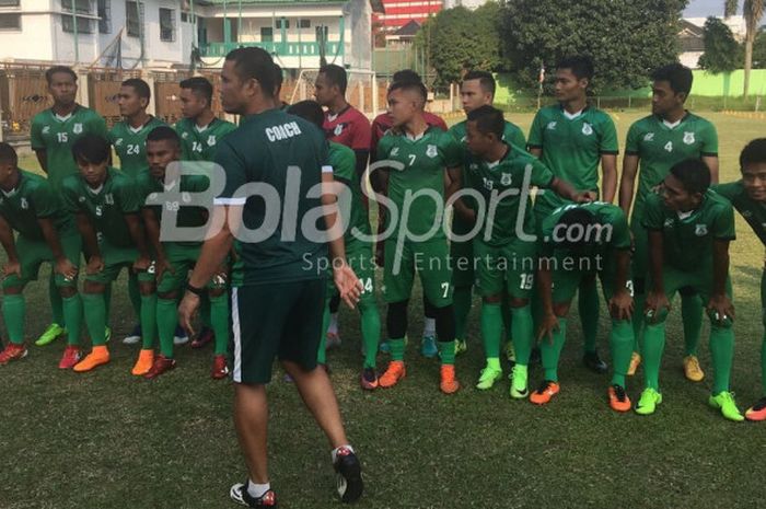 Para pemain PSMS Medan bersiap sebelum melakoni laga persahabatan kontra PD Pasar di Stadion thamrin Graha Metropolitan, Sabtu (30/12/2017).