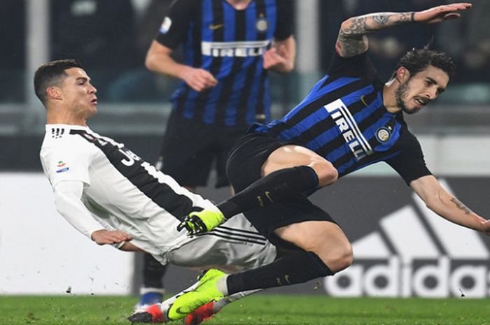 Pemain Juventus, Cristiano Ronaldo, menjegal pemain Inter Milan. Sime Vrsaljko, pada pertandingan pekan ke-15 Liga Italia di Stadion Allianz, Turin, Jumat (7/12/2018).