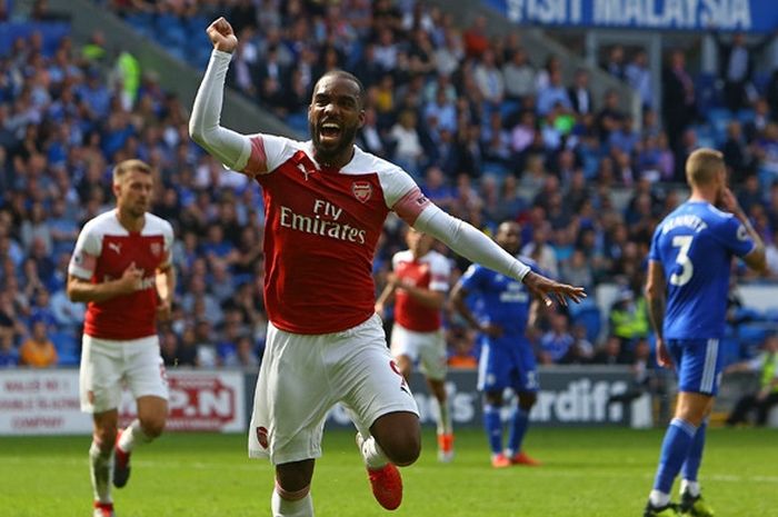 Penyerang Arsenal, Alexandre Lacazette, merayakan gol yang dicetak ke gawang Cardiff City dalam laga Liga Inggris di Cardiff City Stadium, Cardiff pada 2 September 2018.