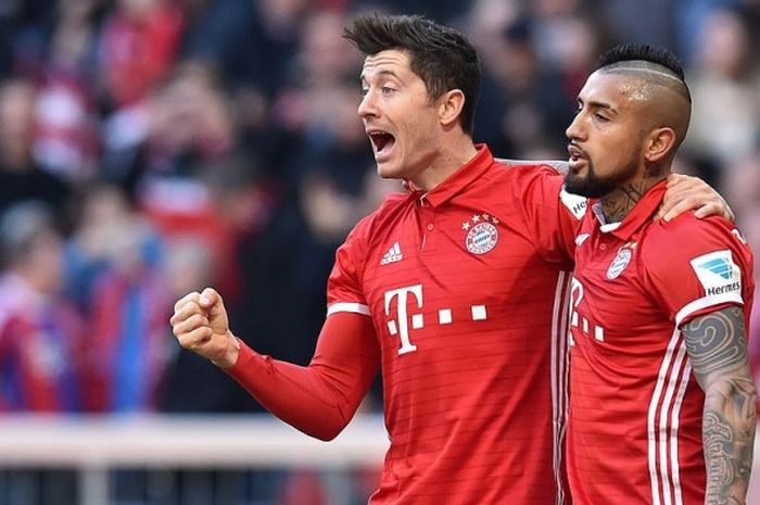 Striker Bayern Muenchen, Robert Lewandowski (kiri) merayakan gol bersama rekan setimnya Arturo Vidal, saat melawan Eintracht Frankfurt dalam laga lanjutan Liga Jerman 2016-2017 di Munich, pada 11 Maret 2017.