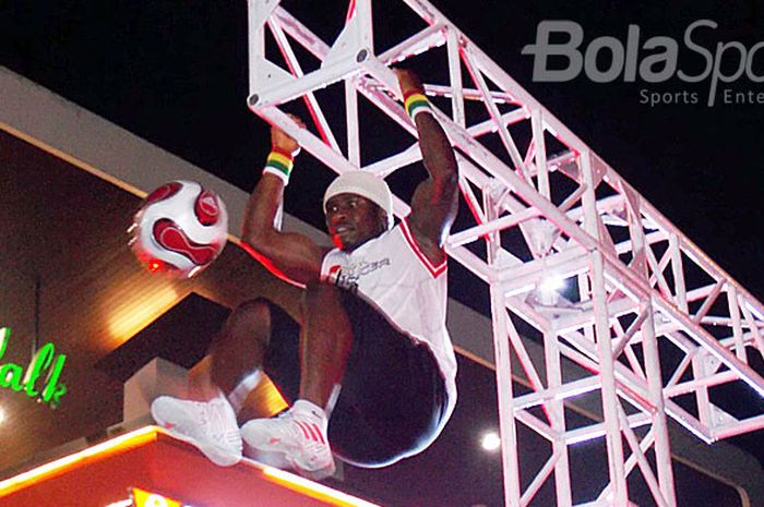 Football Freestyler Internasional asal Perancis, Iya Traore, beraksi di event Soccer Island yang digelar di mall Cihampelas Walk, Kota Bandung, Minggu (1/7/2018).