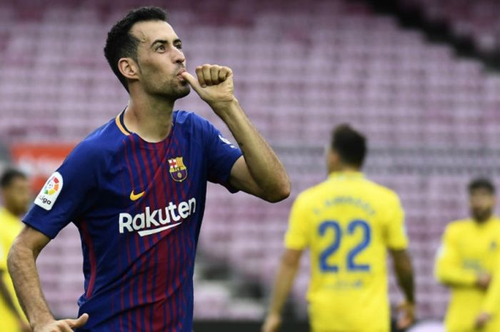  Gelandang FC Barcelona, Sergio Busquets, merayakan gol yang dia cetak ke gawang Las Palmas dalam laga Liga Spanyol di Stadion Camp Nou, Barcelona, pada 1 Oktober 2017. 