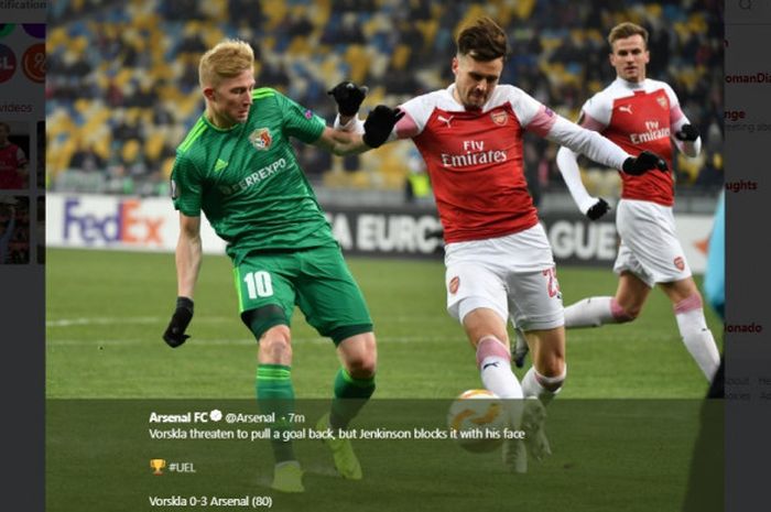 Bek Arsenal, Carl Jenkinson, berduel dengan pemain Vorskla Poltava, Vladyslav Kulach, dalam laga Grup E Liga Europa di NSC Olimpiyskiy Stadium, Kyiv, Ukraina, pada 29 November 2018.