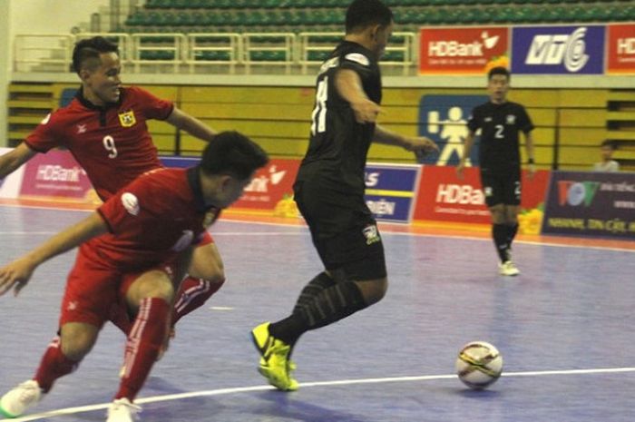 Dua pemain Laos dikecoh pemain Thailand dalam laga perdana Grup B Piala Futsal AFF 2017 di Stadion Indoor Phu Tho, Ho Chi Minh City, Vietnam, Kamis (26/10/2017).