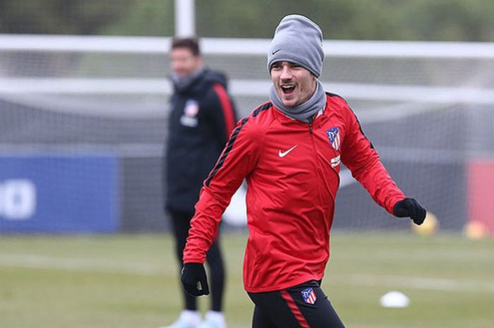 Striker Atletico Madrid, Antoine Griezmann, berlatih di sentra latihan Los Colchoneros, Cerro del Espino, rangka melanjutkan program pemulihan cedera hamstring, Rabu (13/12/2017).