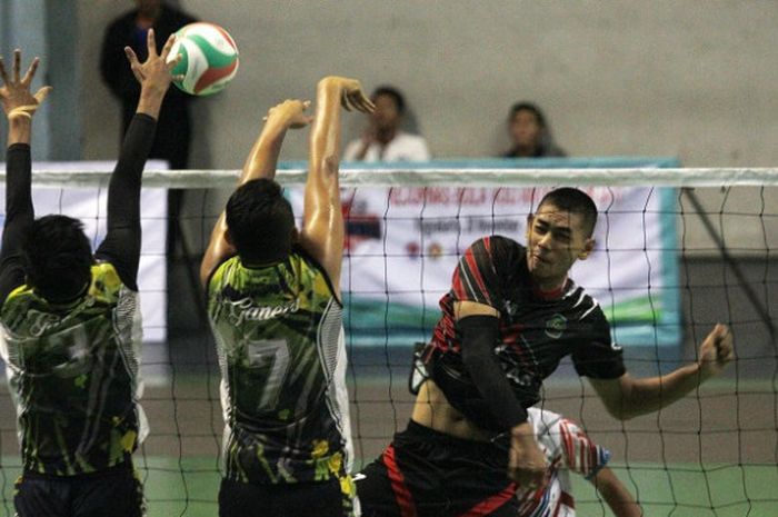 Tim putra Yuso Gunadharma (jersey hitam) menghadapi Ganevo Yogyakarta pada Kejurnas Antar Klub U-17 di GOR Among Raga, Yogyakarta, Sabtu (2/12/2017).