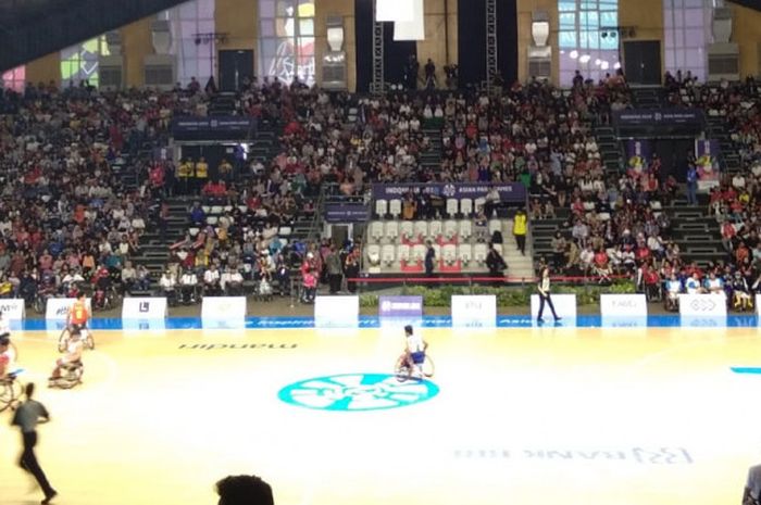 Para pendukung tim wheelchair basketball putra Indonesia memadati arena hall basketball, GBK ,Senayan, Jakarta, Selasa (9/10/2018). 