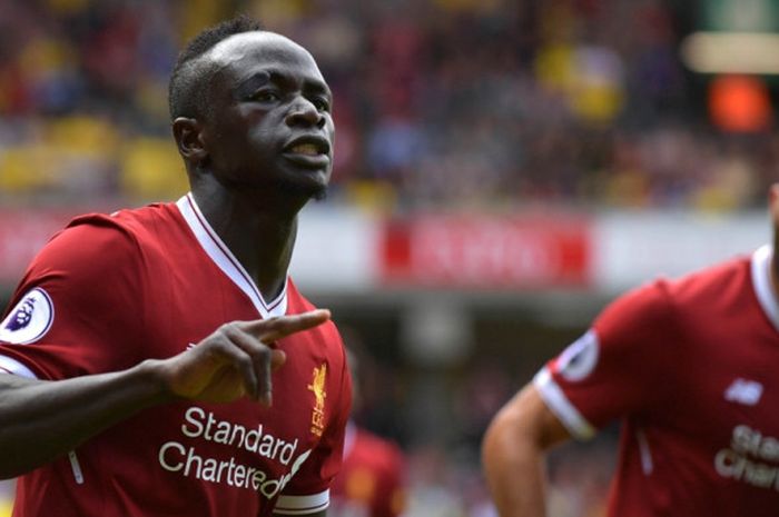 Winger Liverpool FC, Sadio Mane (kiri), merayakan gol yang dia cetak ke gawang Watford dalam laga Liga Inggris di Stadion Vicarage Road, Watford, pada 12 Agustus 2017.