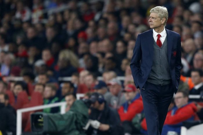 Manajer Arsenal, Arsene Wenger, mendampingi anak-anak asuhnya dalam laga Liga Inggris kontra West Bromwich Albion di Stadion Emirates, London, pada 25 September 2017.