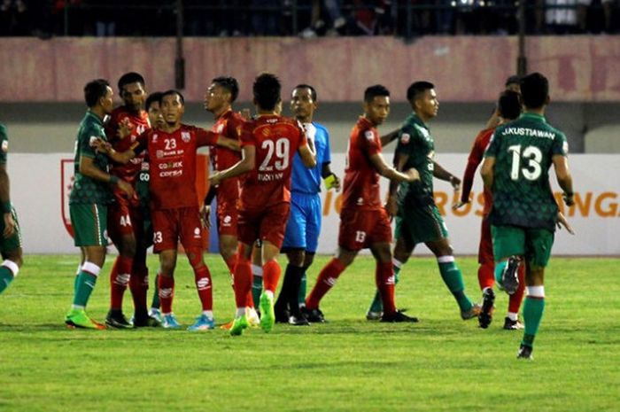  Ketegangan antar pemain Persis Solo dan PSS Sleman sempat terjadi pada laga kedua Grup A 16 Besar Liga 2 musim 2017 di Stadion Manahan, Solo, Minggu (24/9/2017) sore.  