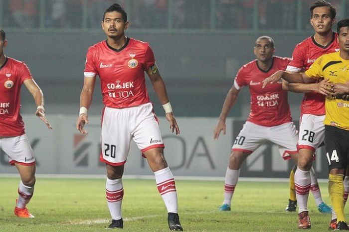 Striker Semen Padang, Tambun Naibaho di antara empat pemain Persija: Ryuji Utomo, Bambang Pamungkas, Bruno Lopes, dan Rezaldi Hehanusa (kiri ke kanan) pada laga pekan ke-31 Liga 1 musim 2017 di Stadion Patriot Candrabhaga, Kota Bekasi, Minggu (22/2017) malam. 