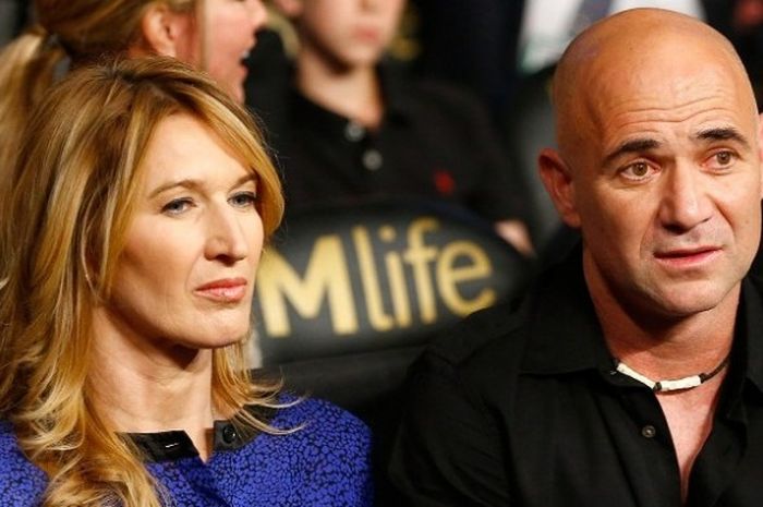 Mantan petenis asal Amerika Serikat, Andre Agassi (kanan), dan istrinya yang juga eks petenis asal Jerman, Steffi Graf, menghadiri laga tinju antara Leo Santa Cruz dan Jose Cayetano di MGM Grand Garden Arena, Las Vegas, Amerika Serikat, 2 Mei 2015.