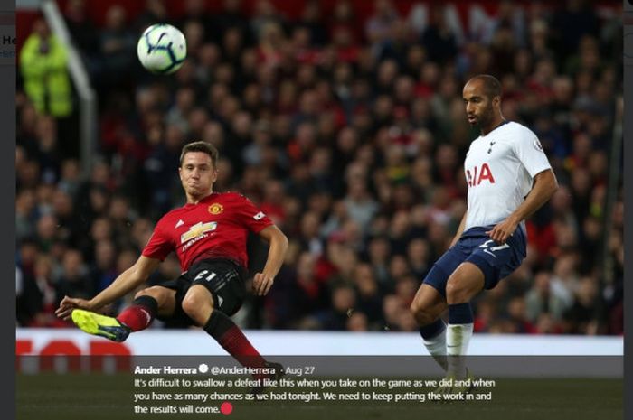 Gelandang Manchester United Ander Herrera (kiri) berduel dengan winger Tottenham Hotspur Lucas Moura, dalam pekan ketiga Liga Inggris, di Stadion Old Trafford pada 28 Agustus 2018. 