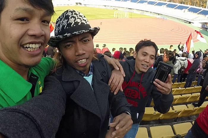 Vlogger asal Indonesia, Parindra Sidik Cahyono (bertopi), atau lebih dikenal dengan nama Bajindul, turut hadir mendukung Timnas U-19 Indonesia di Stadion Paju, Korea Selatan pada, Sabtu (4/11/2017)