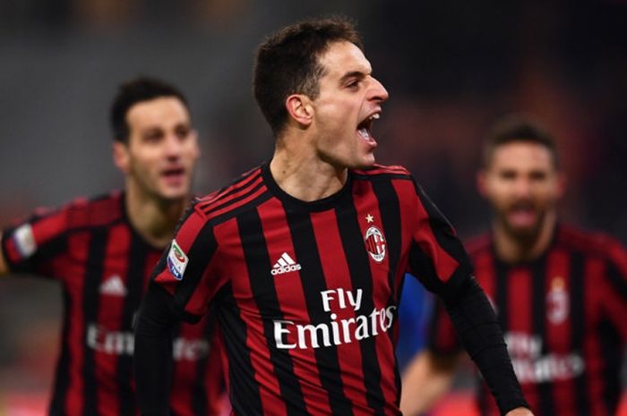 Gelandang AC Milan, Giacomo Bonaventura (tengah), merayakan gol yang dia cetak ke gawang Bologna dalam laga Liga Italia di Stadion San Siro, Milan, pada 10 Desember 2017.