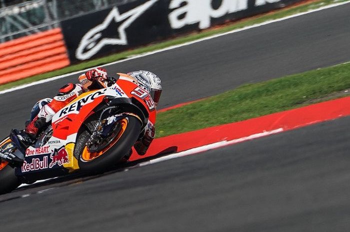 Marc Marquez saat beraksi di latihan bebas kedua MotoGP Inggris, Jumat (25/8/2017).